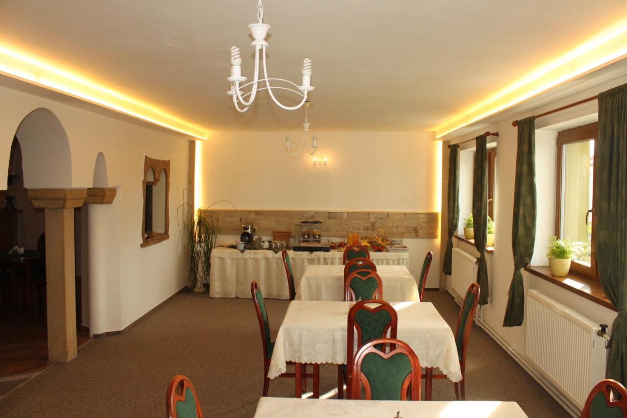 Zlaty Lev Hotell Svitavy Exteriör bild